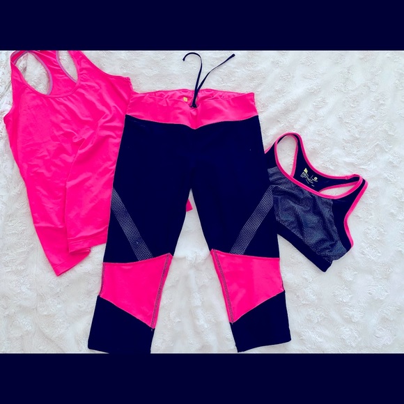 🌸 Bundle of 3 workout set. Size Large.🌸 - Picture 1 of 4
